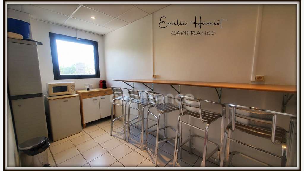 A louer local 11.20m² Lamentin  C.A. Place d'Armes