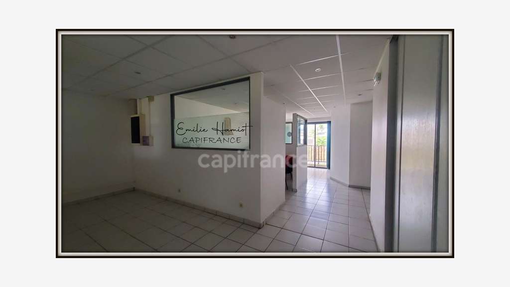A louer local 11.20m² Lamentin  C.A. Place d'Armes