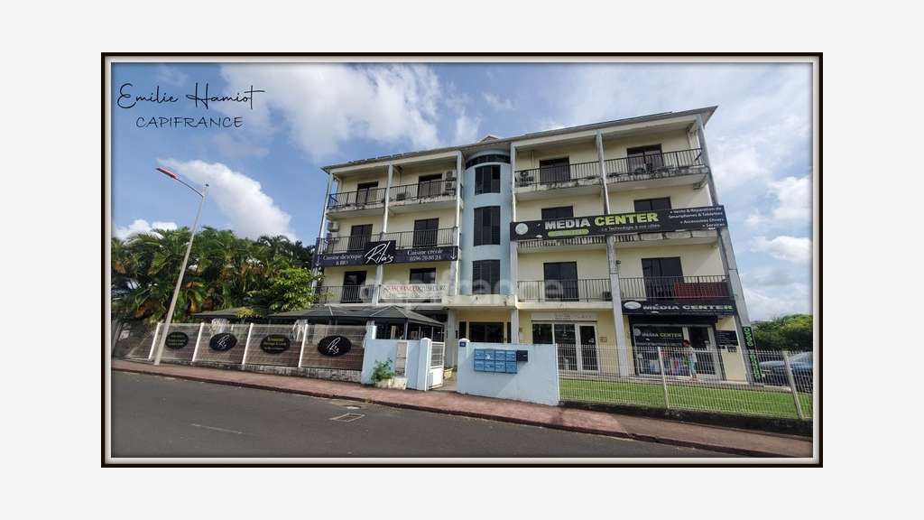 A louer local 11.20m² Lamentin  C.A. Place d'Armes