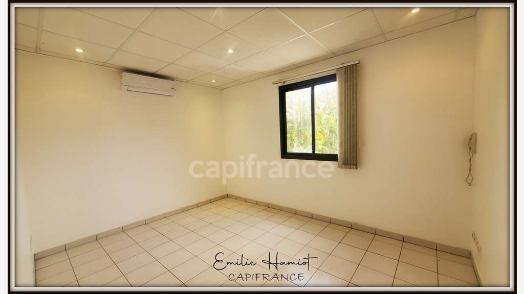 A louer local 11.20m² Lamentin  C.A. Place d'Armes