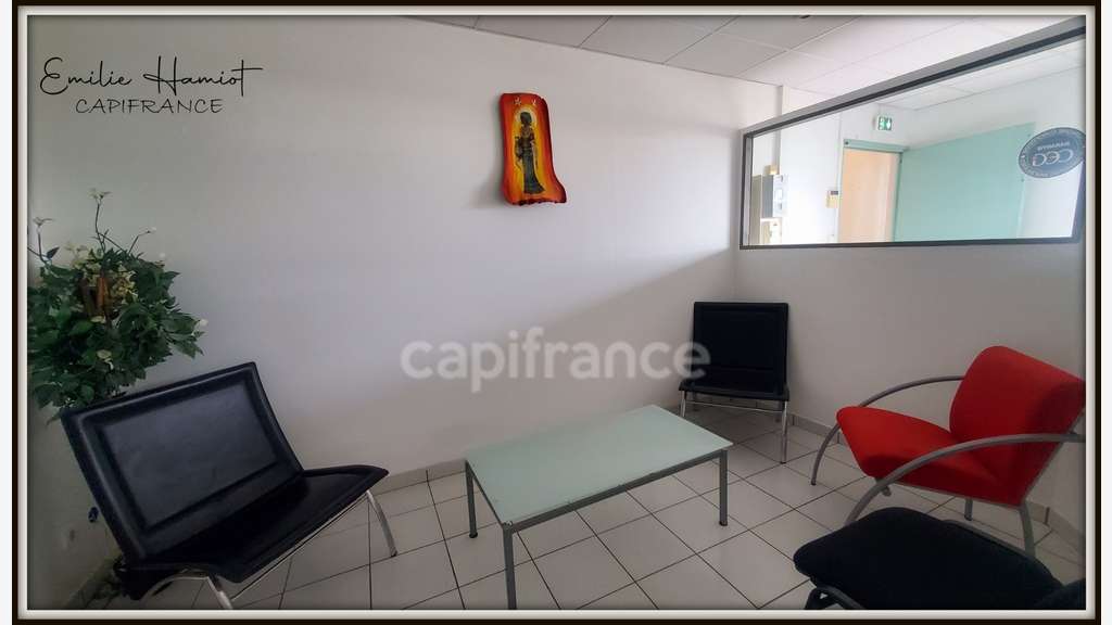 A louer local 11.20m² Lamentin  C.A. Place d'Armes