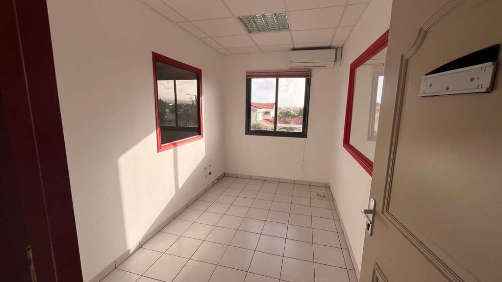 A louer bureaux modernes 116m² R+1 Le Lamentin