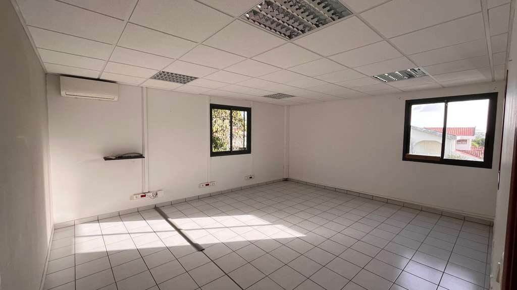 A louer bureaux modernes 116m² R+1 Le Lamentin