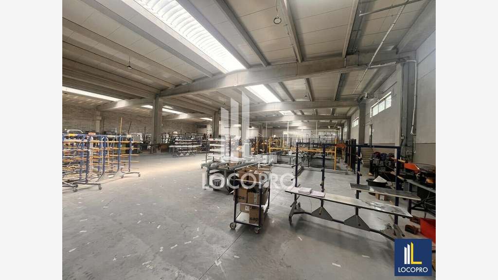 A louer entrepôt neuf 3488m² au Muy