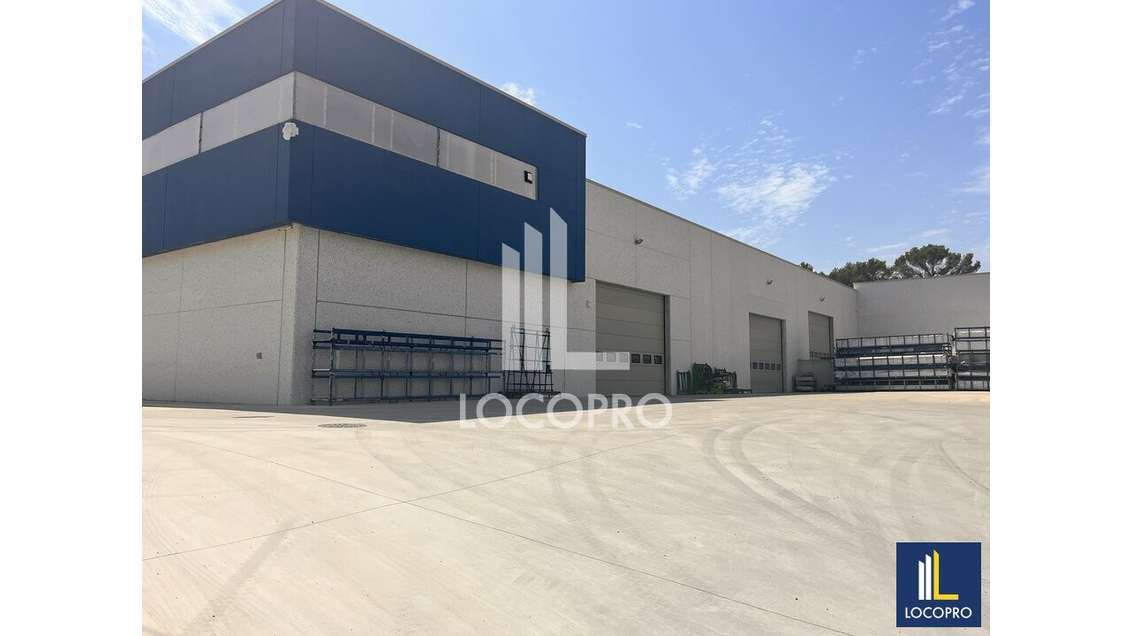 A louer entrepôt neuf 3488m² au Muy