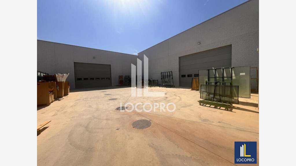 A louer entrepôt neuf 3488m² au Muy