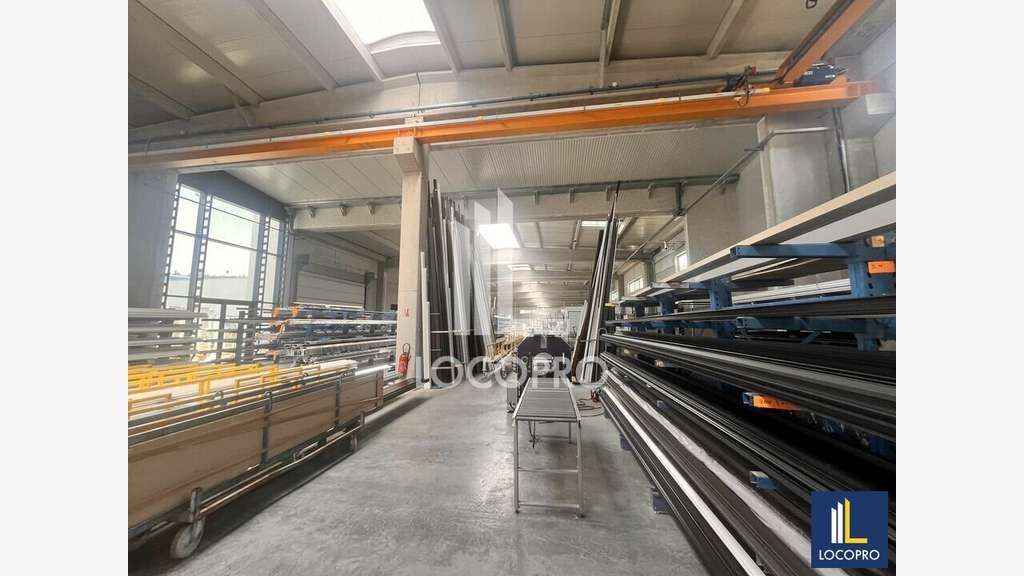 A louer entrepôt neuf 3488m² au Muy
