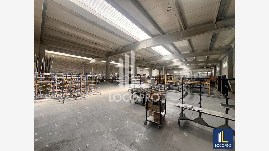 A louer entrepôt neuf 3488m² au Muy