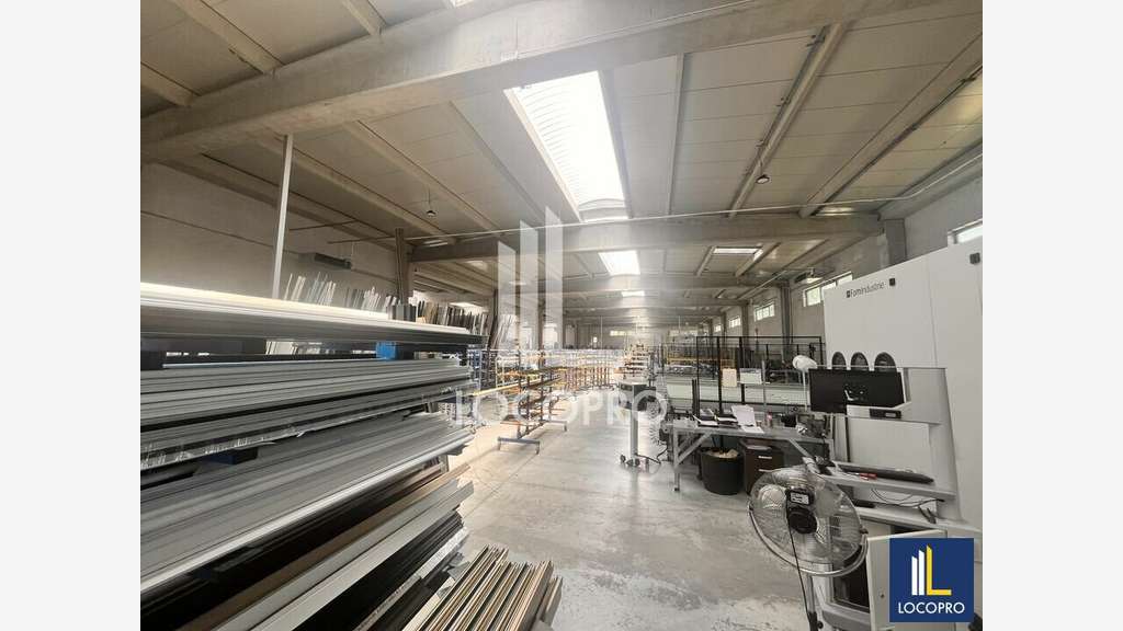A louer entrepôt neuf 3488m² au Muy