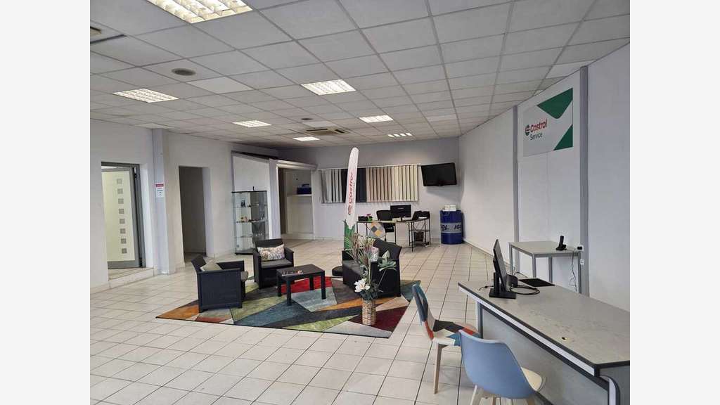 Loue bureaux de 160m² emplacement N° 1 au Passage