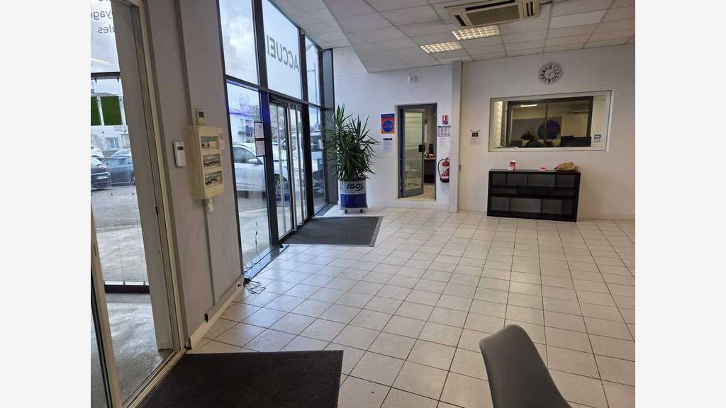 Loue bureaux de 160m² emplacement N° 1 au Passage