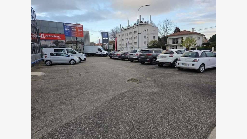 Loue bureaux de 160m² emplacement N° 1 au Passage