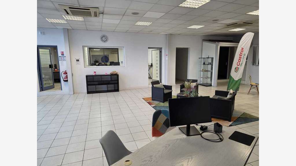 Loue bureaux de 160m² emplacement N° 1 au Passage