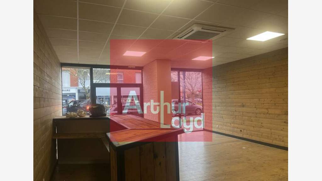 Local commercial 87m² à louer au Passage