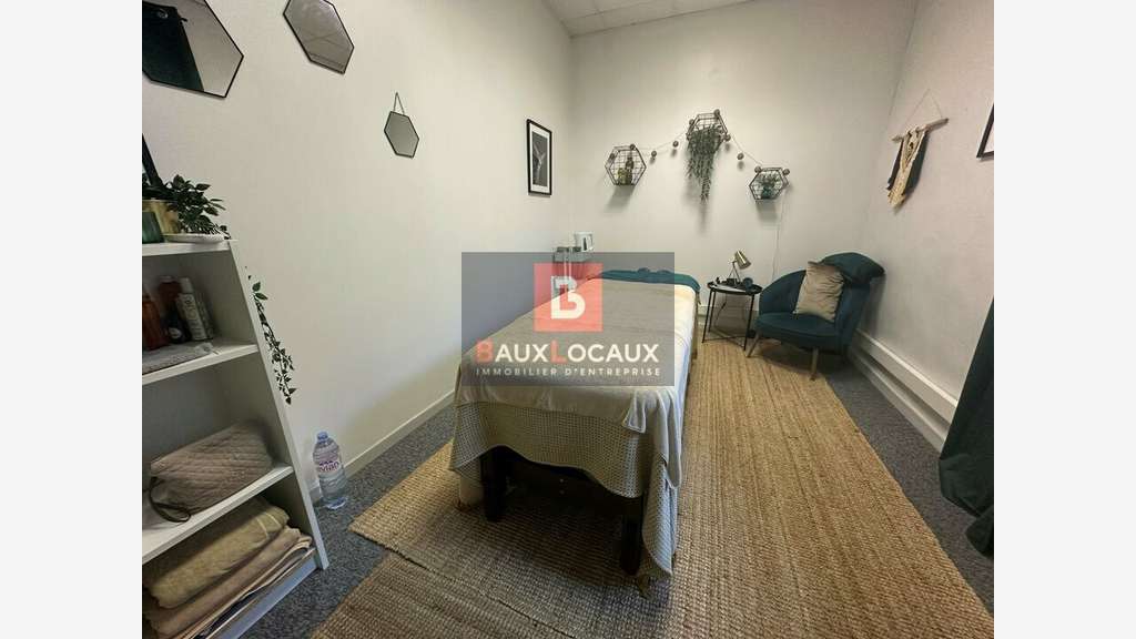 A louer bureau 11,5m² lumineux Le Pontet centre