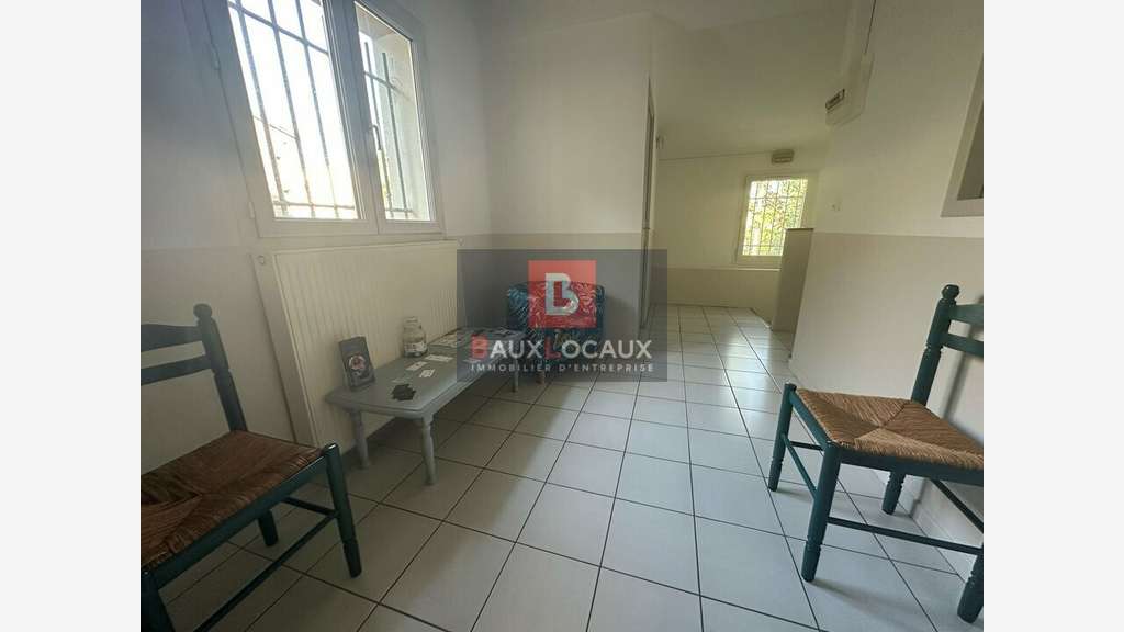 A louer bureau 11,5m² lumineux Le Pontet centre