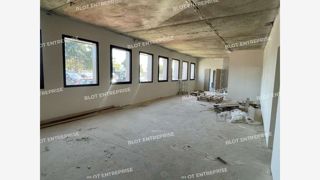 A louer bureaux 328m² RDC rénovés au Rheu