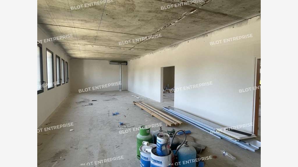 A louer bureaux 328m² RDC rénovés au Rheu