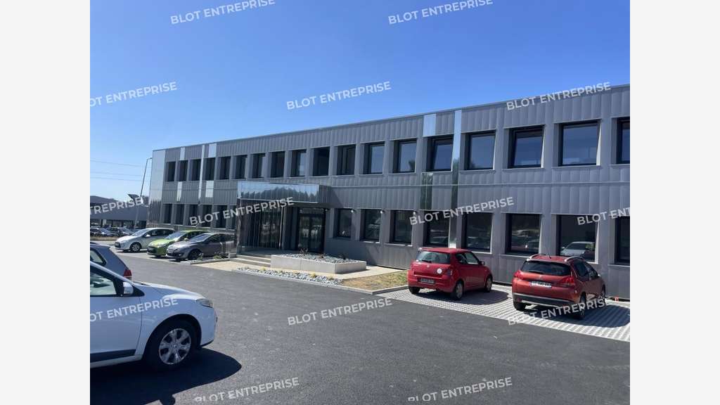 A louer bureaux 328m² RDC rénovés au Rheu