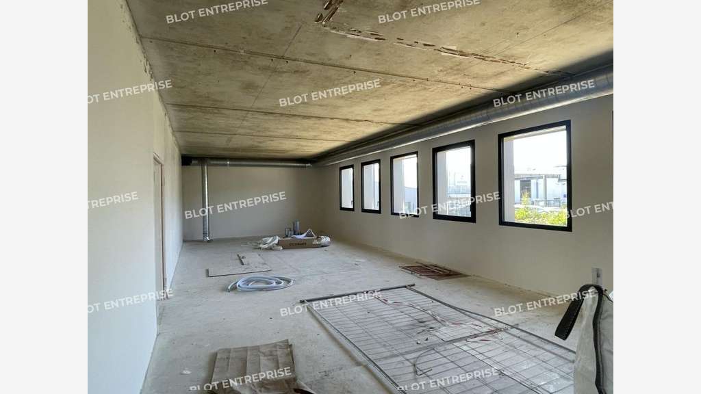 A louer bureaux 328m² RDC rénovés au Rheu