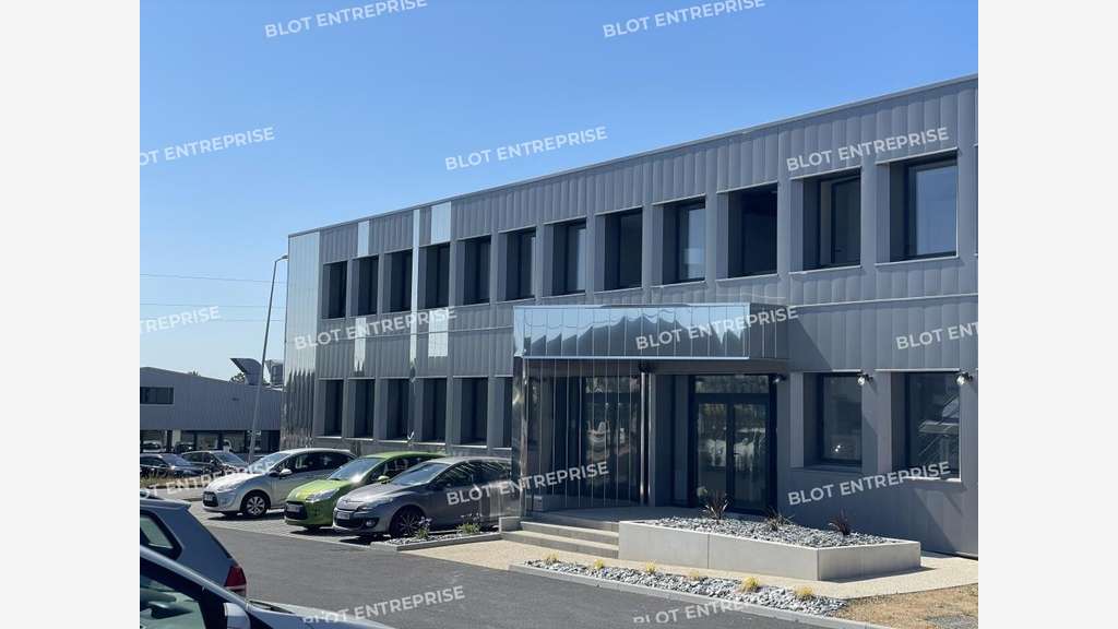 A louer bureaux 328m² RDC rénovés au Rheu