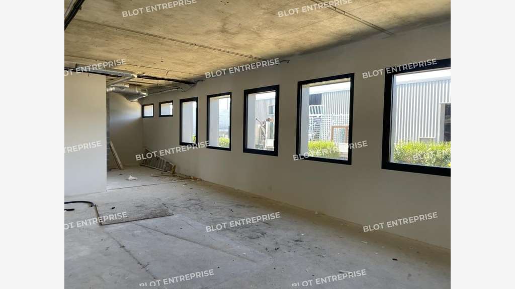 A louer bureaux 328m² RDC rénovés au Rheu