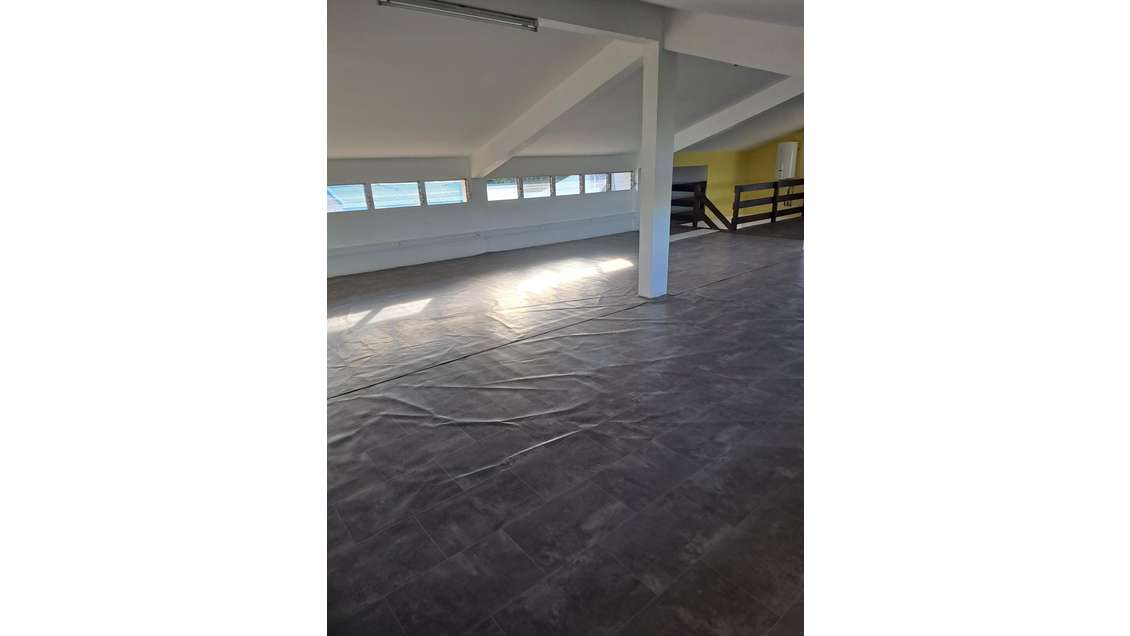 Grand local lumineux lieu très passant du Robert