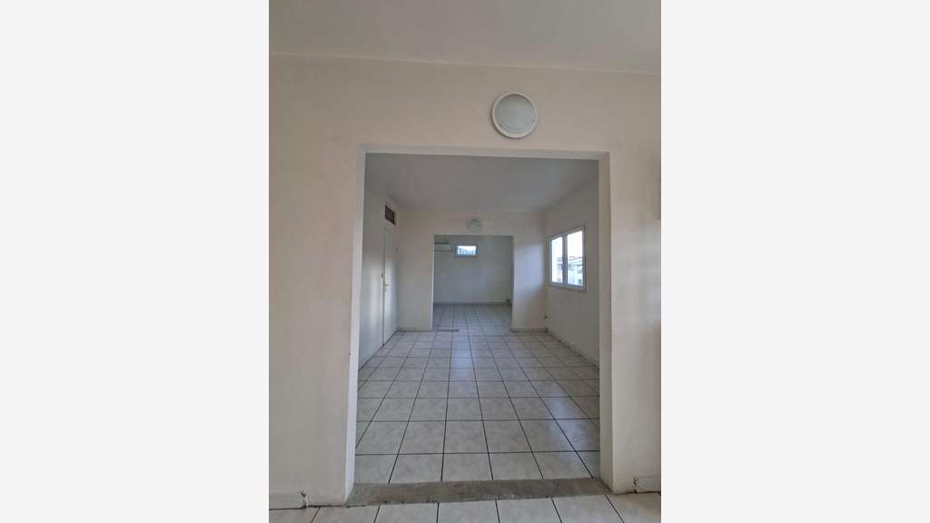 A louer local professionnel de 79m² au Robert