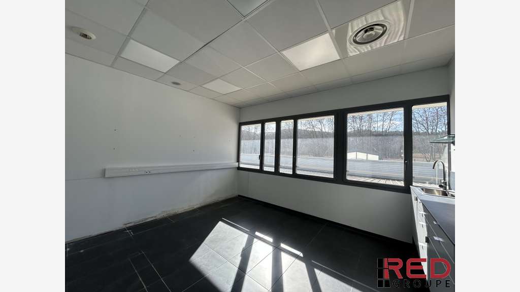Local 122m² + terrasse 44m² à louer au Tholonet