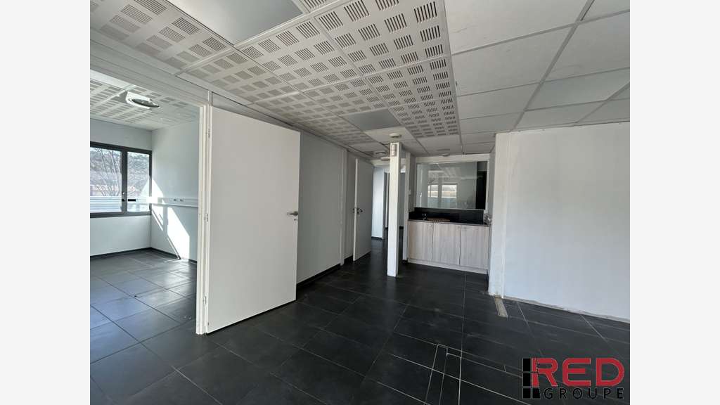 Local 122m² + terrasse 44m² à louer au Tholonet