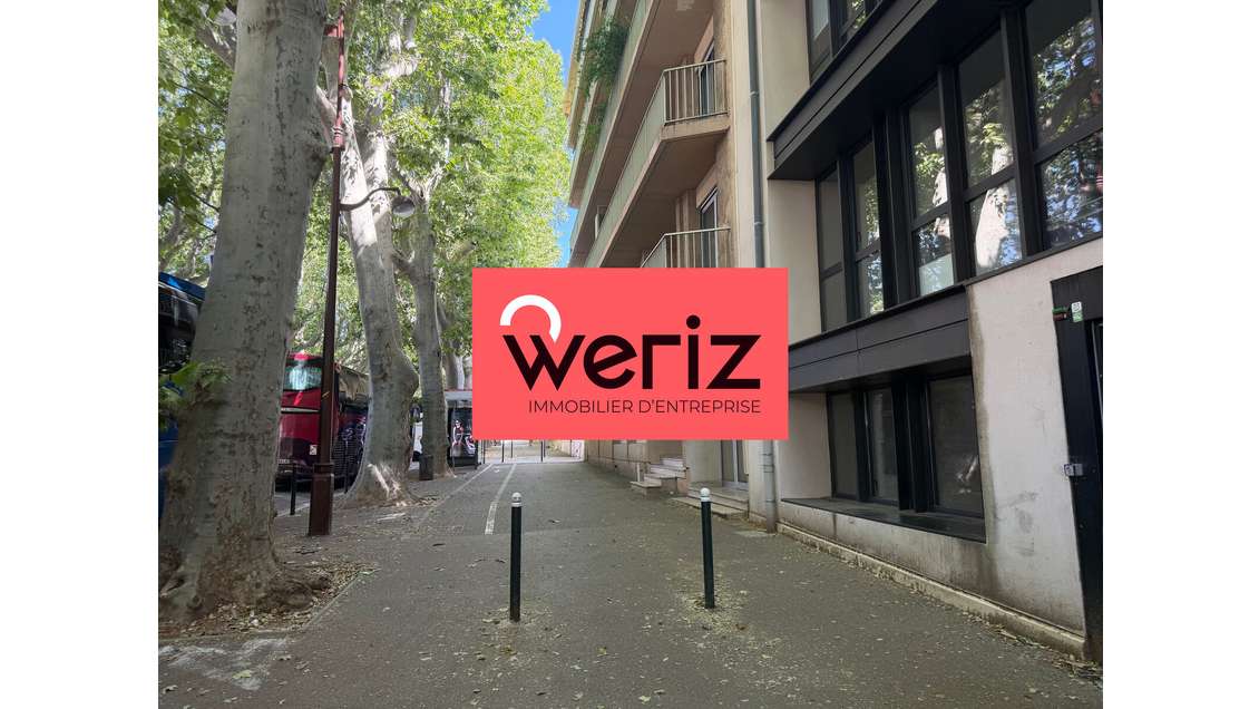 Bureaux de 81 m² non divisibles à Louer à AIX EN P