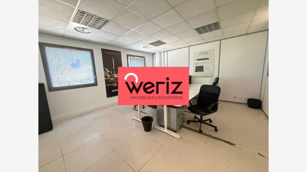 Bureaux de 322 m² non divisibles à Louer à AIX EN