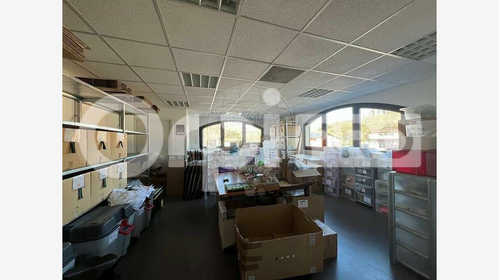 A louer bureaux 72m² R+1 avec parking à Légny