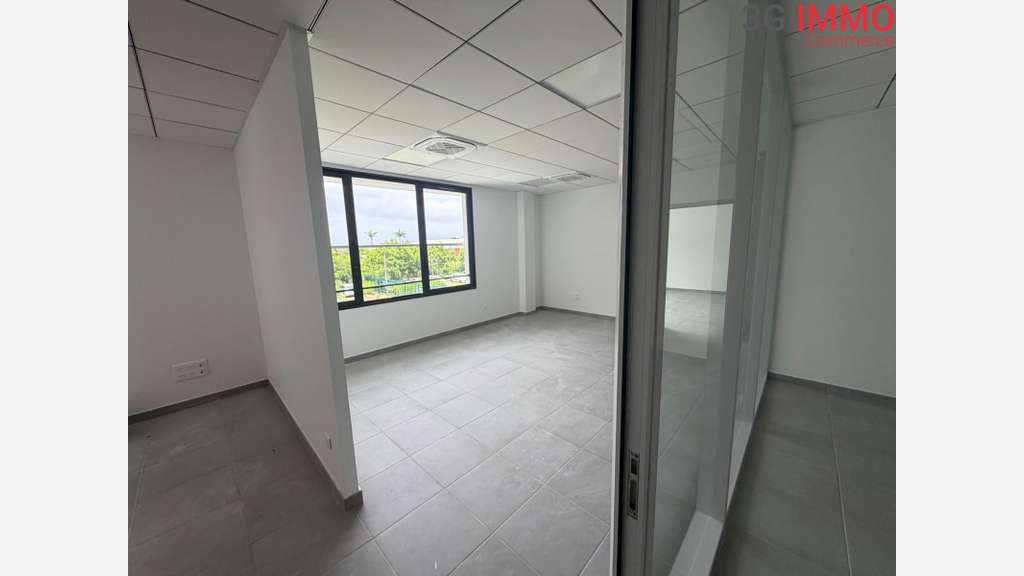 A louer local professionnel 81m² RDC aux Abymes