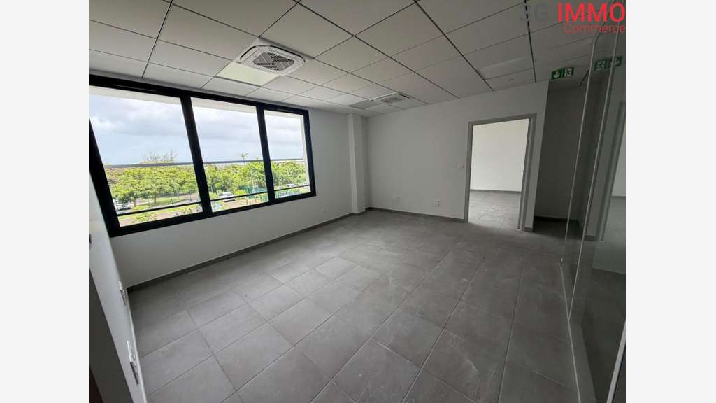 A louer local professionnel 81m² RDC aux Abymes