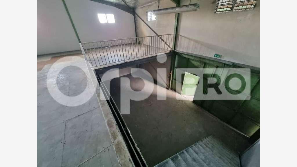 A louer entrepôt 400m² sur 2 niveaux aux Abymes
