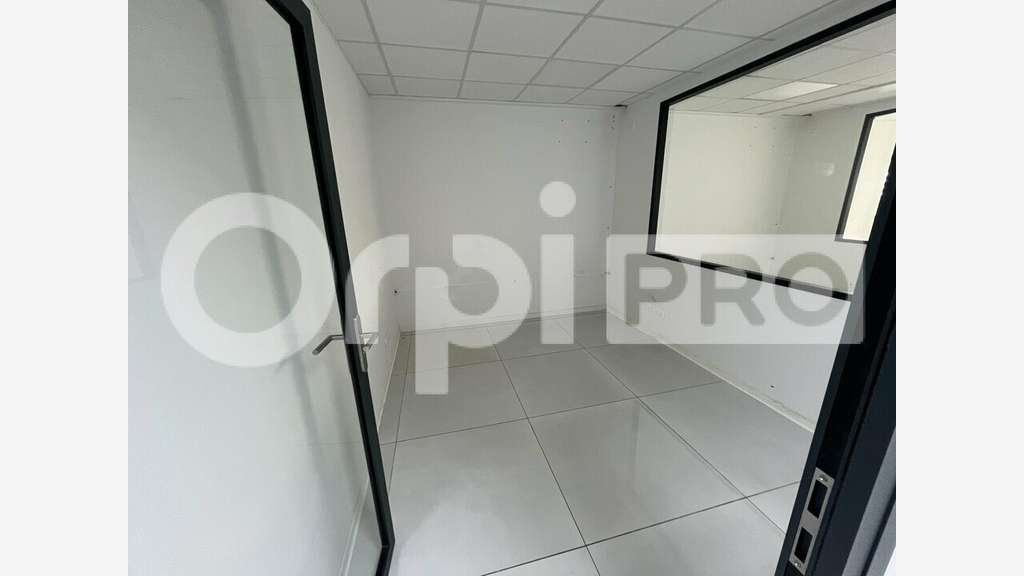 A louer magnifiques bureaux 80m² aux Abymes