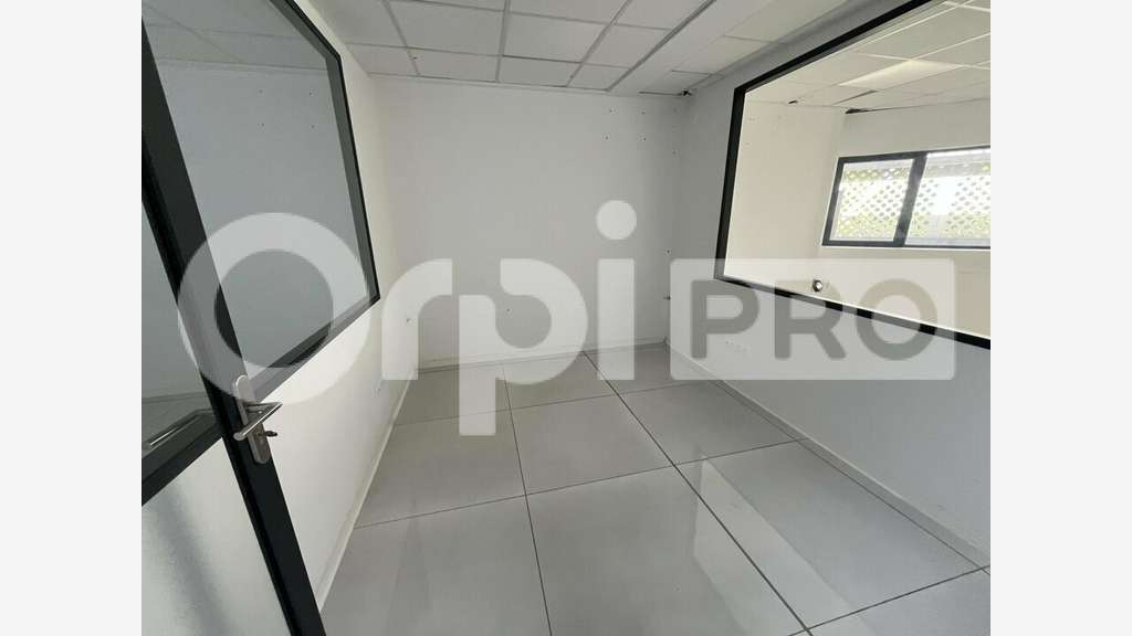 A louer magnifiques bureaux 80m² aux Abymes