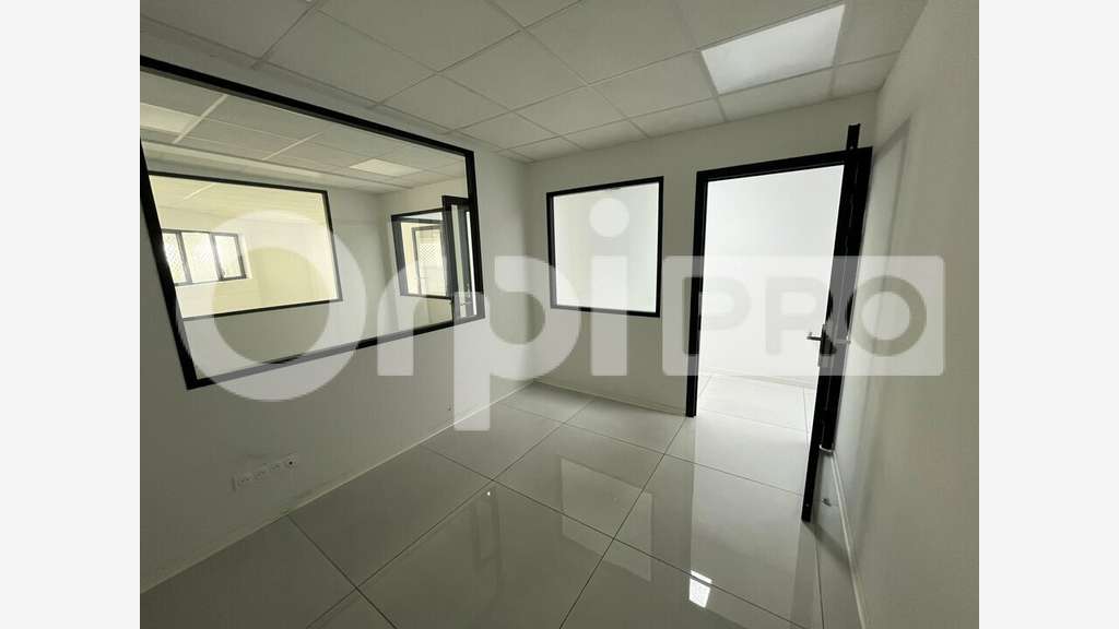 A louer magnifiques bureaux 80m² aux Abymes