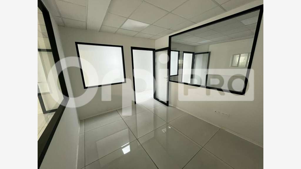 A louer magnifiques bureaux 80m² aux Abymes