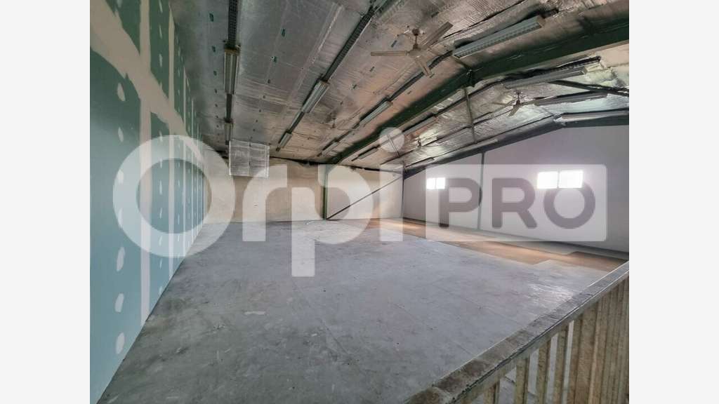 A louer entrepôt 400m² sur 2 niveaux aux Abymes