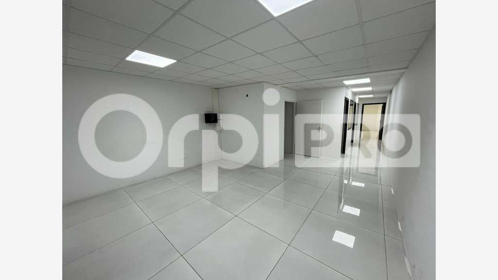 A louer magnifiques bureaux 80m² aux Abymes