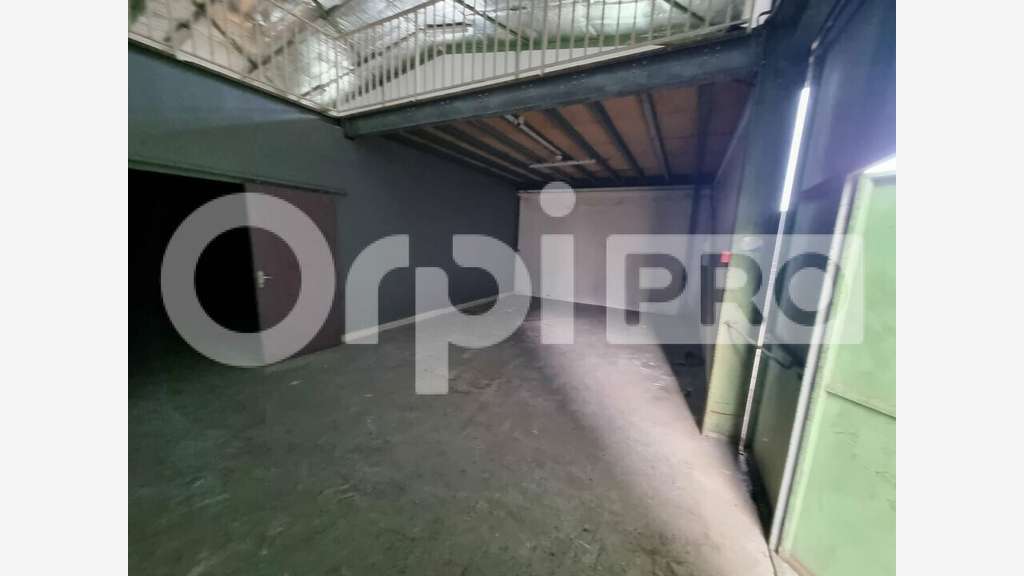 A louer entrepôt 400m² sur 2 niveaux aux Abymes