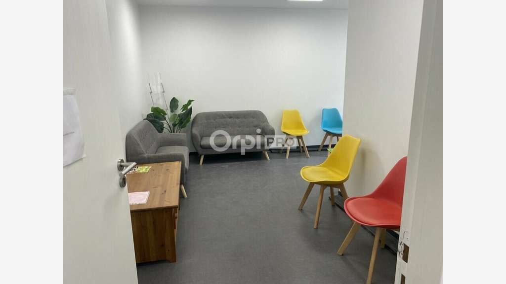 Bureau de 14m² + parking à louer aux Chères 69380