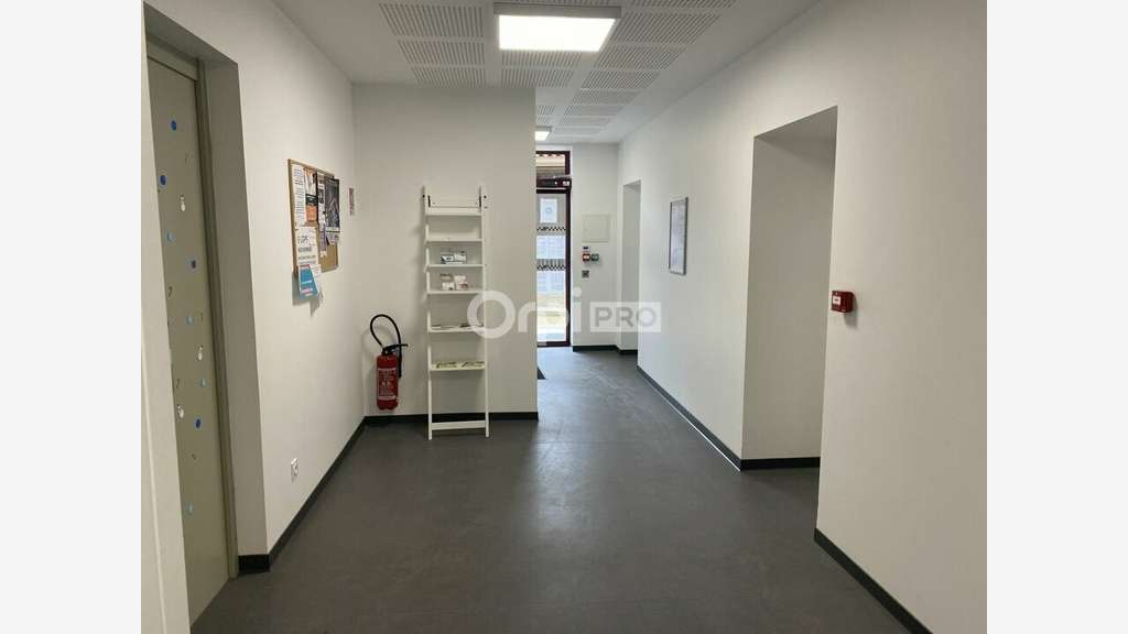 Bureau de 14m² + parking à louer aux Chères 69380