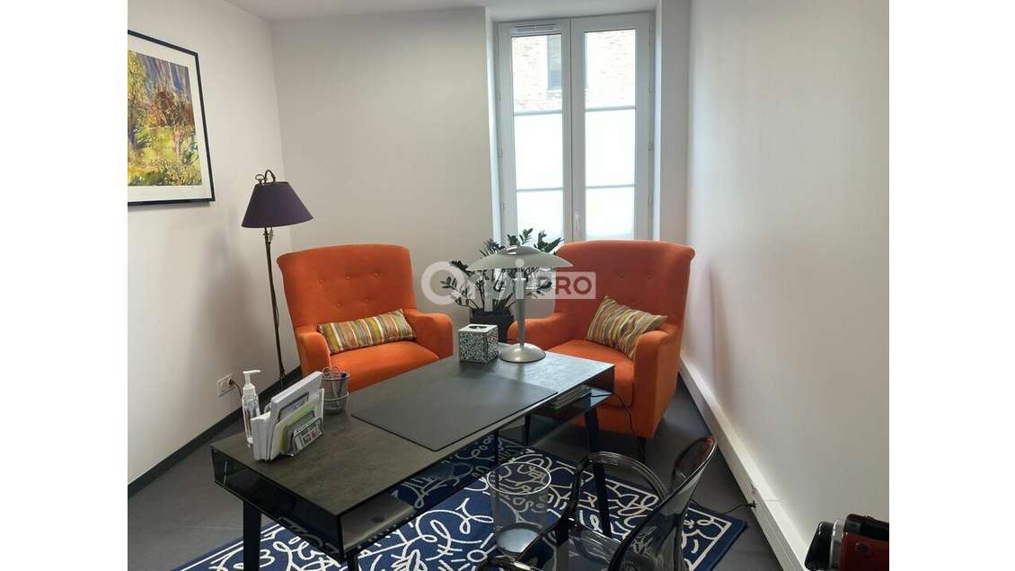 Bureau de 14m² + parking à louer aux Chères 69380