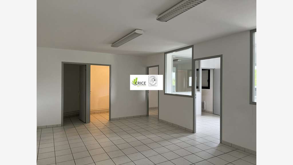 A louer bureaux 80m² RDC à Les Gonds
