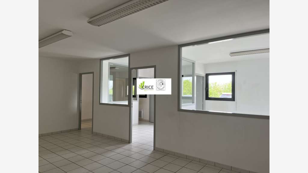 A louer bureaux 80m² RDC à Les Gonds