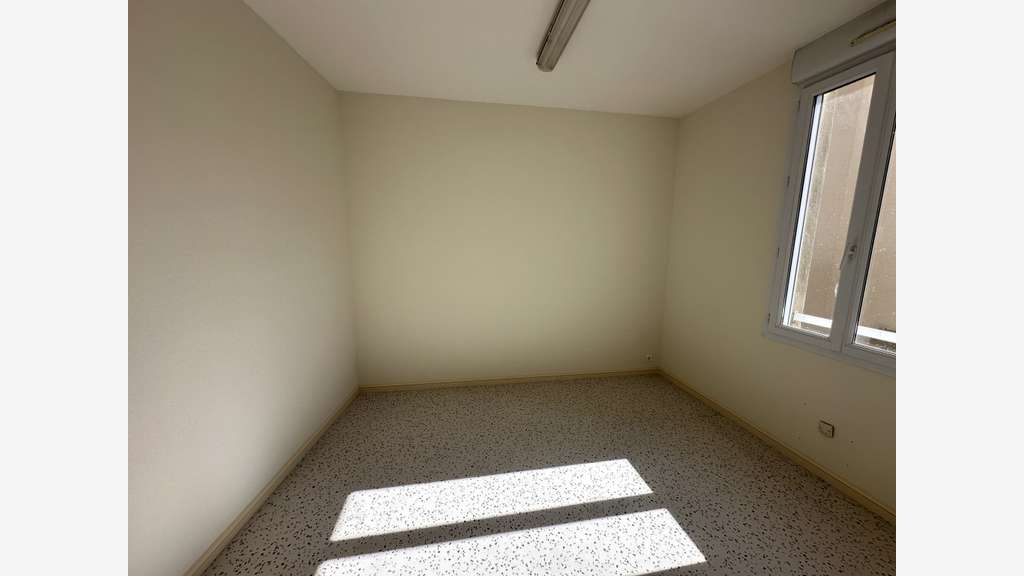 Location bureau 67m² R+1 Les Sables hyper centre