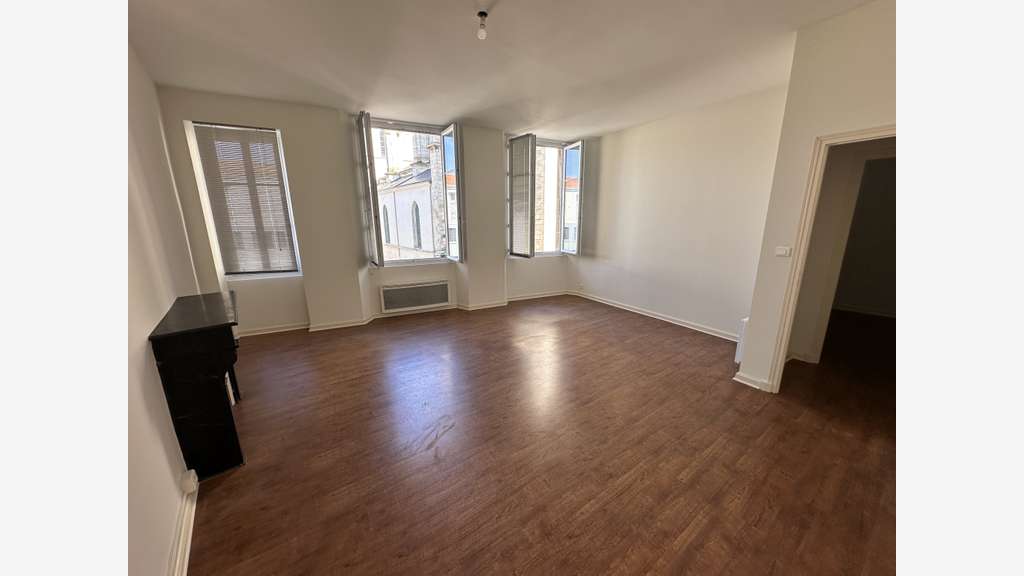 Location bureau 67m² R+1 Les Sables hyper centre